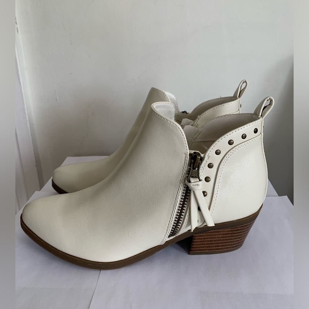 NEW Size 7 Women's Cream Color Ankle Booties with Stud Detail